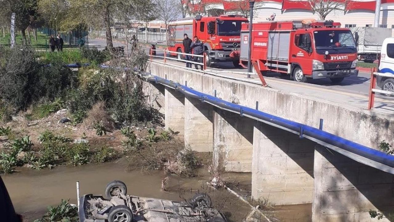 Manisa'da otomobil köprüden uçtu