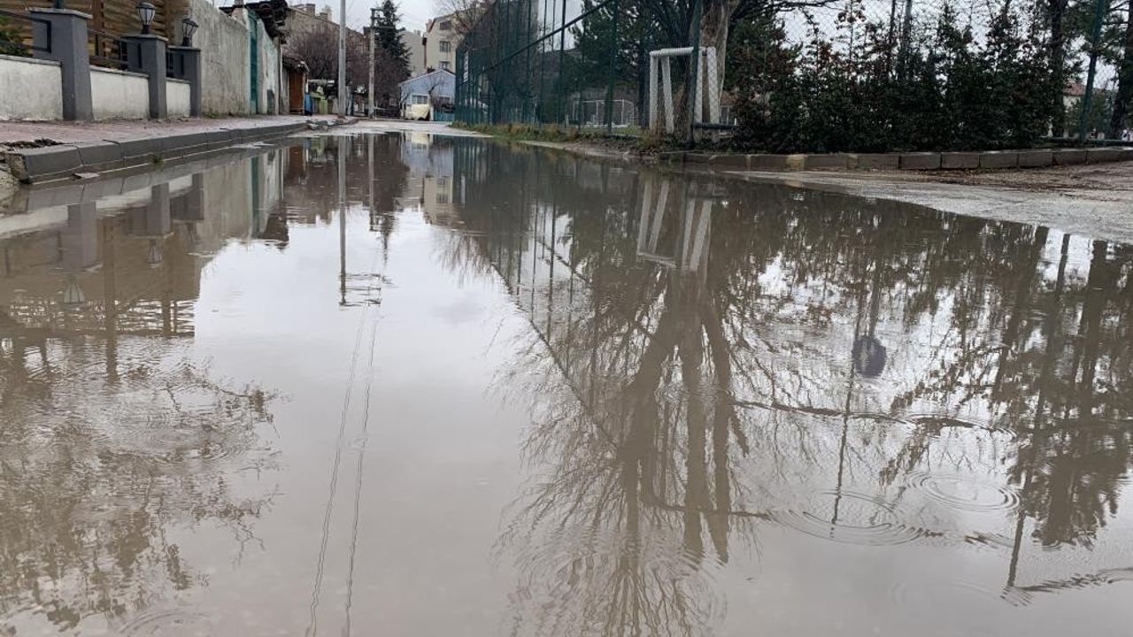 Eskişehir’de ara sokaklar göl oldu