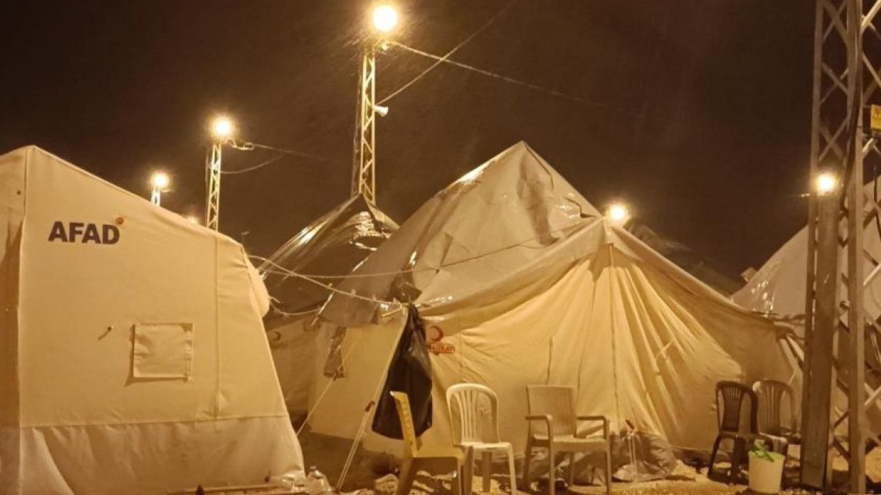 Sağanak yağış çadır kente zarar veriyor