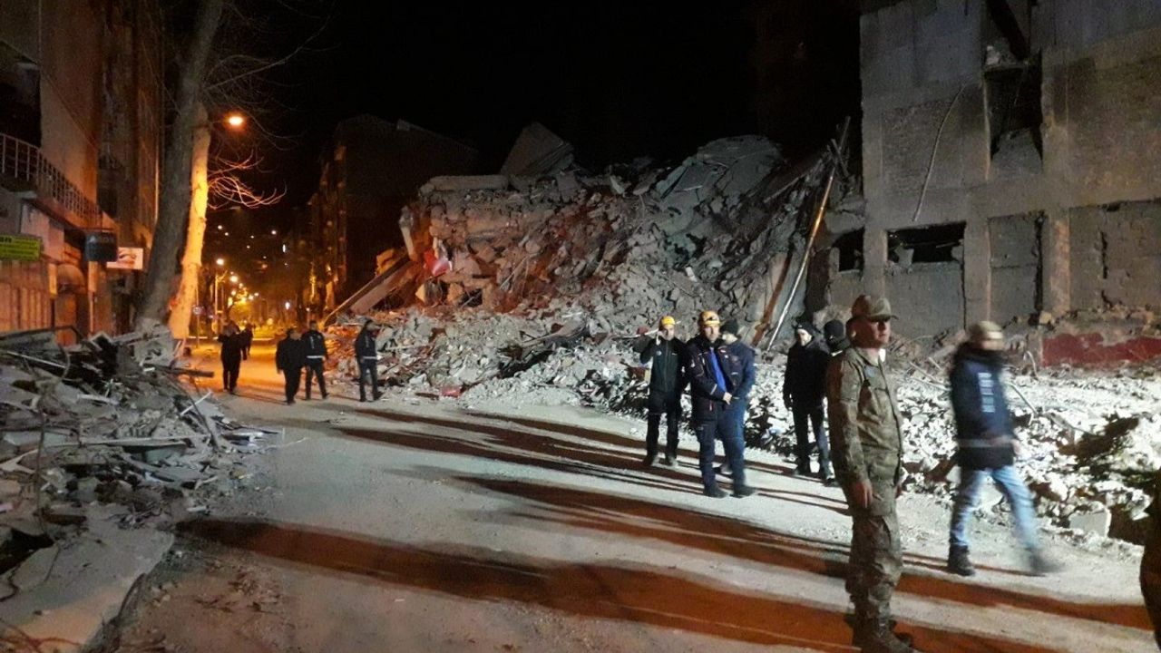 Ağır hasarlı binalara dikkat! Malatya'da bina çöktü