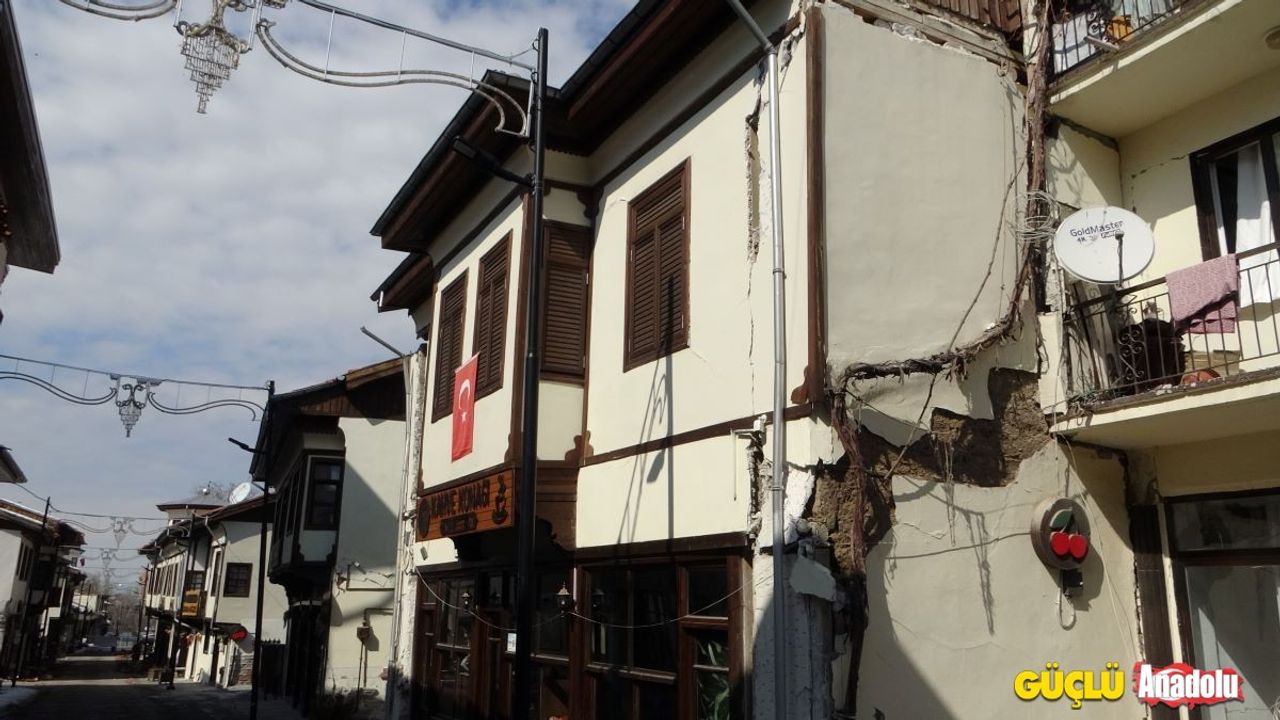 Malatya’da tarihi yapılar depremden etkilendi