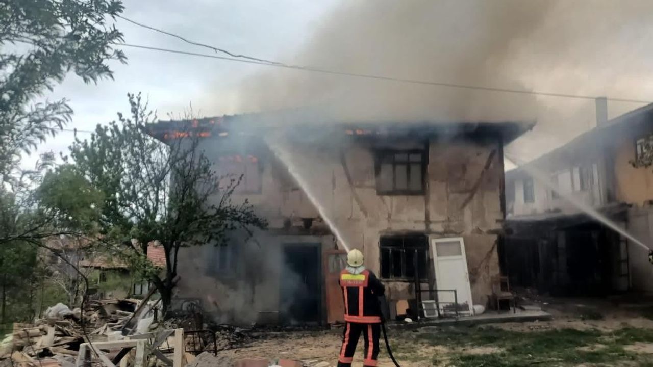 Çankırı'da iki katlı köy evi kül oldu