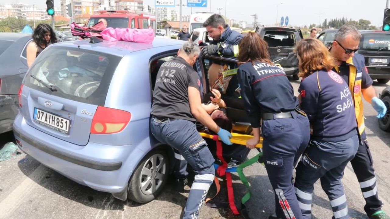 Antalya'da can pazarı yaşındı! 7 araç kaza yaptı