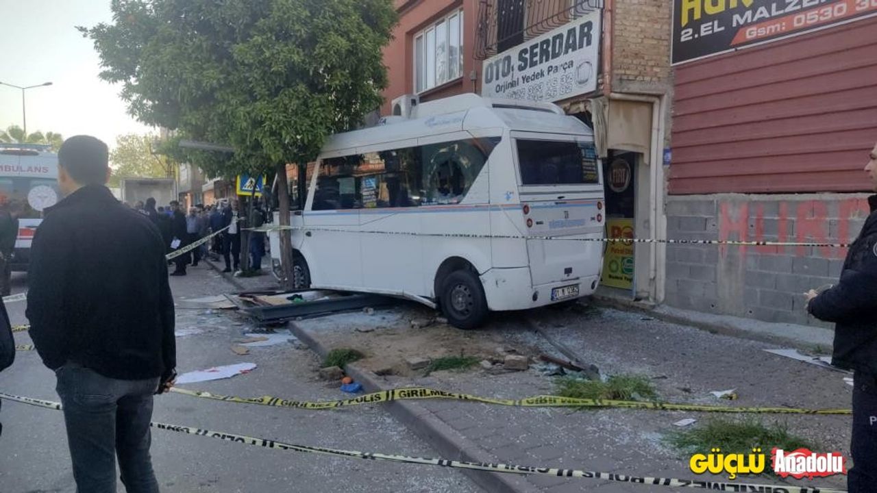 Adana'da feci kaza: Sürücü dolmuş durağına daldı
