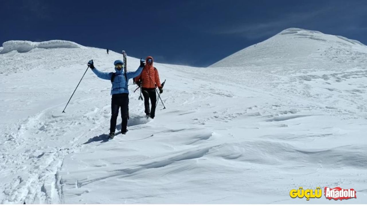 Nisan ayında Ağrı Dağı'nda kayak heyecanı devam ediyor!