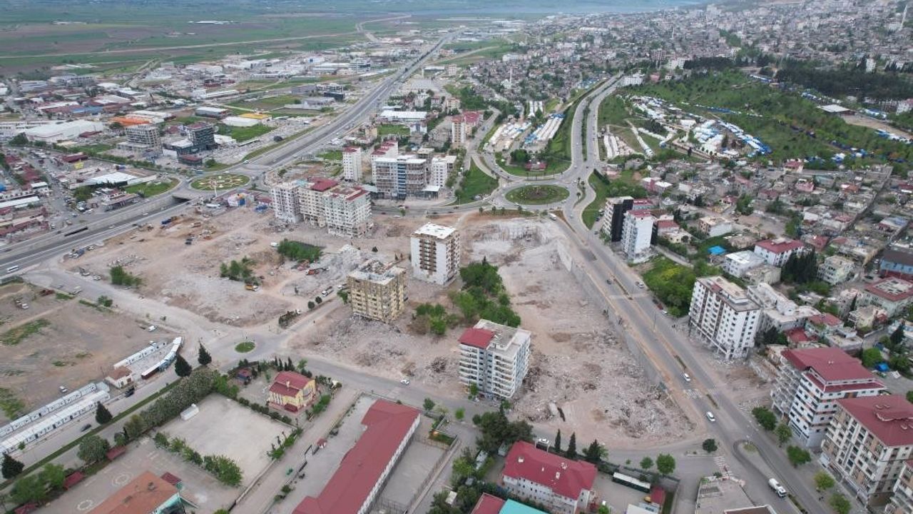 Kahramanmaraş’daki Ebrar Sitesi’nde enkaz kaldırma çalışmaları devam ediyor
