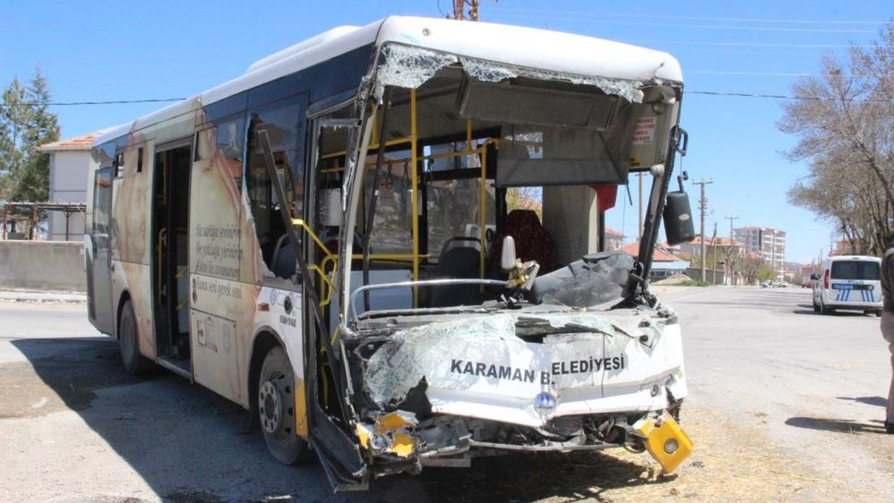 Karaman’da halk otobüsü ile kamyon kafa kafaya çarpıştı