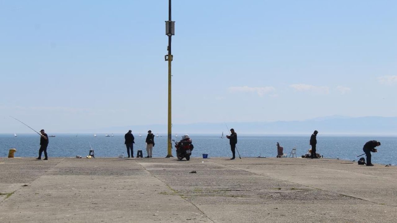 Sinop'ta güneşli havayı gören vatandaşlar iskeleye koştu