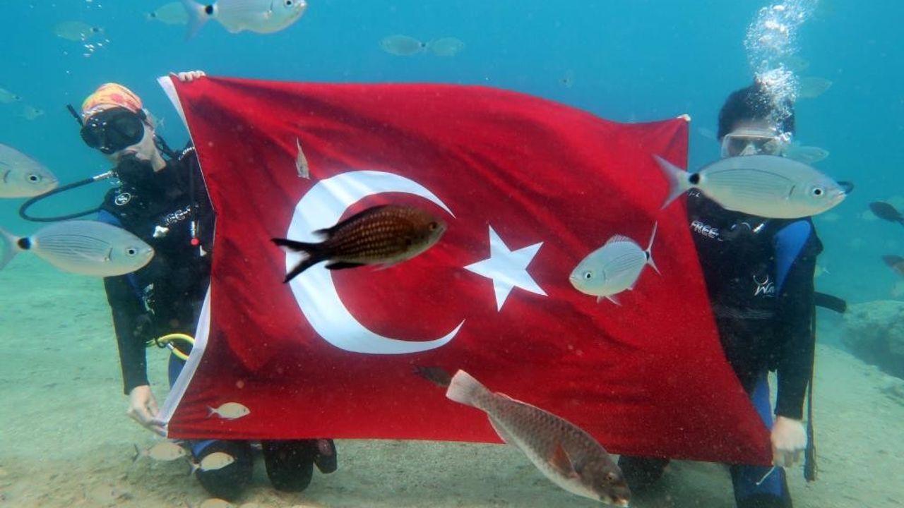Muğla'da denizin altında Türk Barağı açtılar