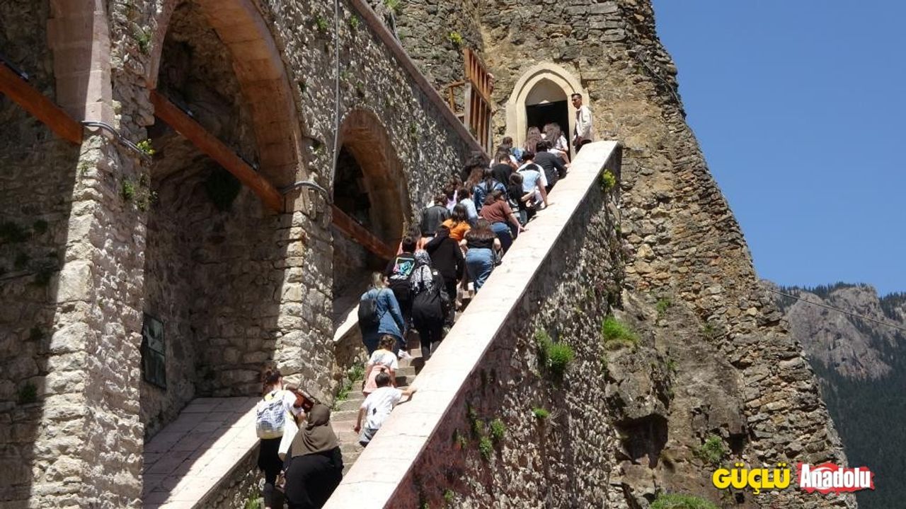 Turizm sezonunun açılmasıyla ziyaretçiler Sümela Manastırı'na akın etti!