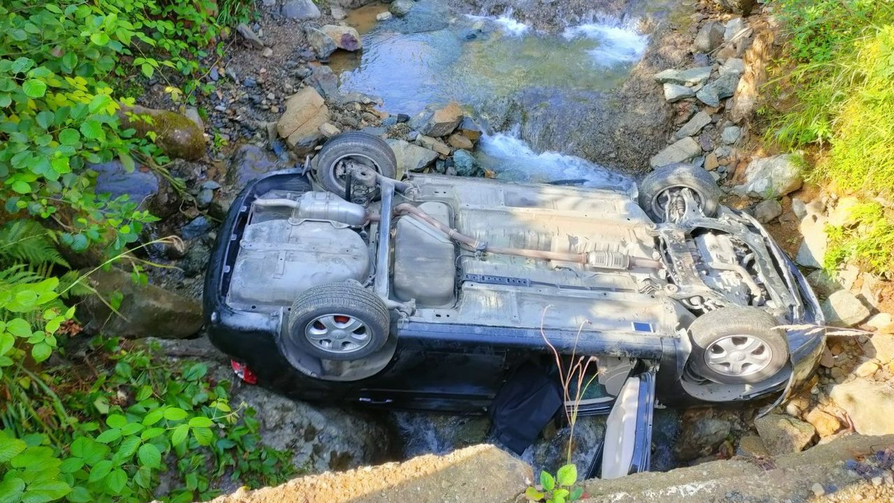 Rize 'de otomobil köprüden aşağıya yuvarlandı