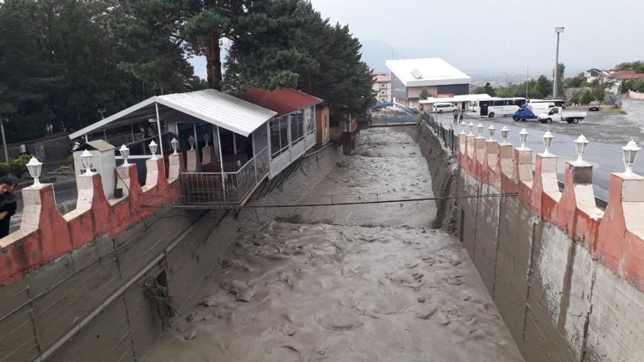Erzincan’da sağanak yağış derelerden sel getirdi!