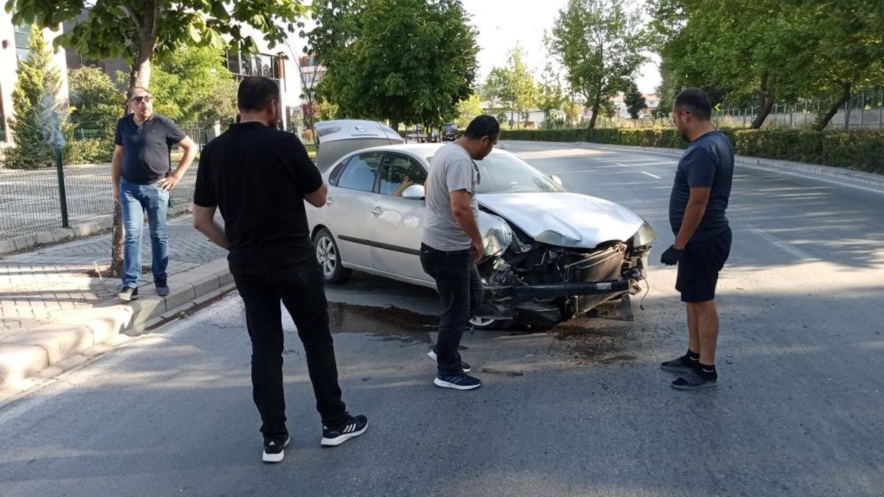 Eskişehir'de virajı alamayan araç ağaca çarptı