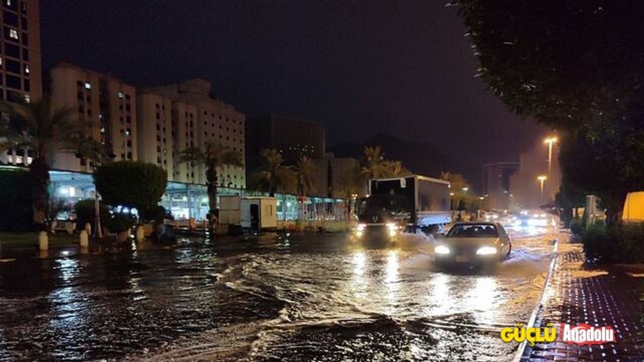 Mekke'de şiddetli yağış ve fırtına insanlara zor anlar yaşattı