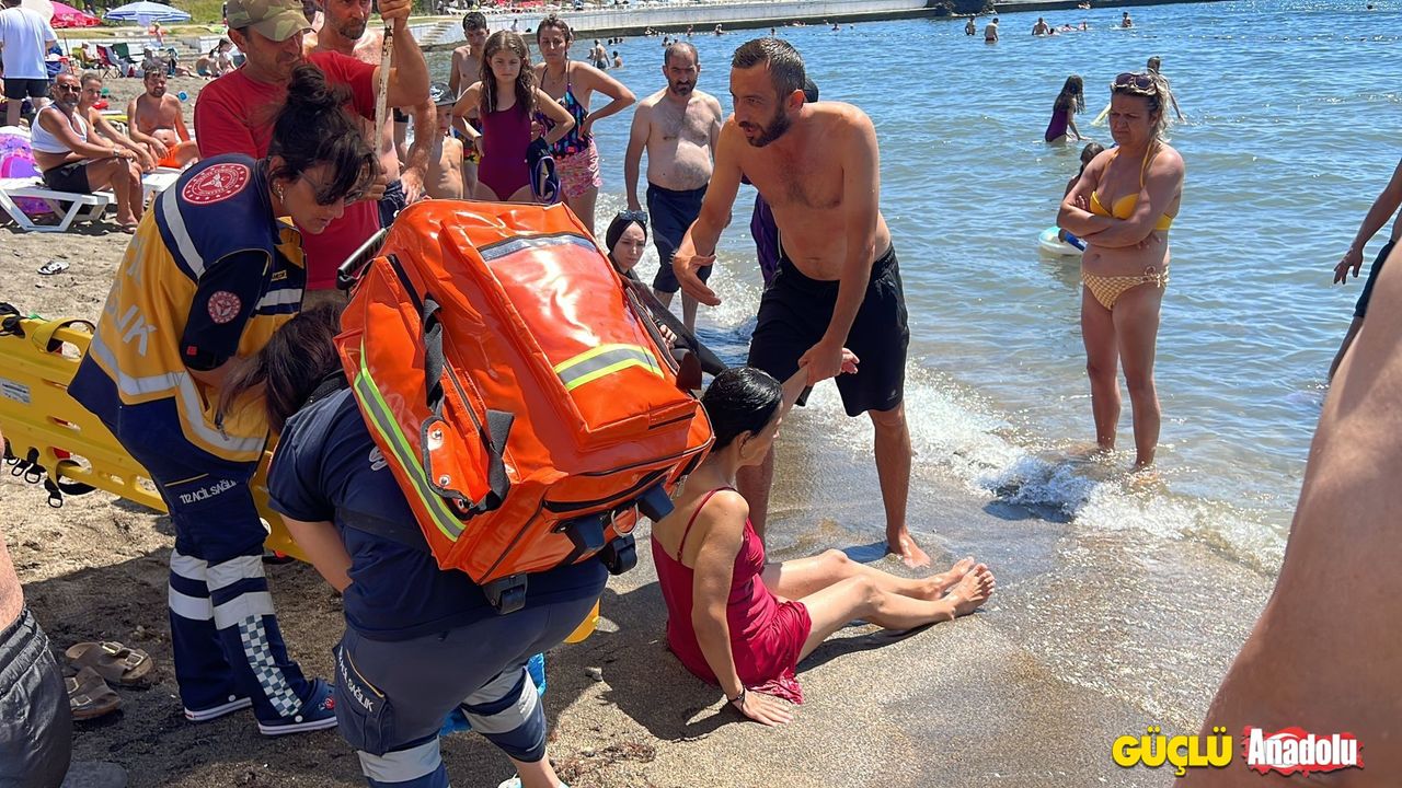 Denize giren kadın boğulma tehlikesi geçirdi