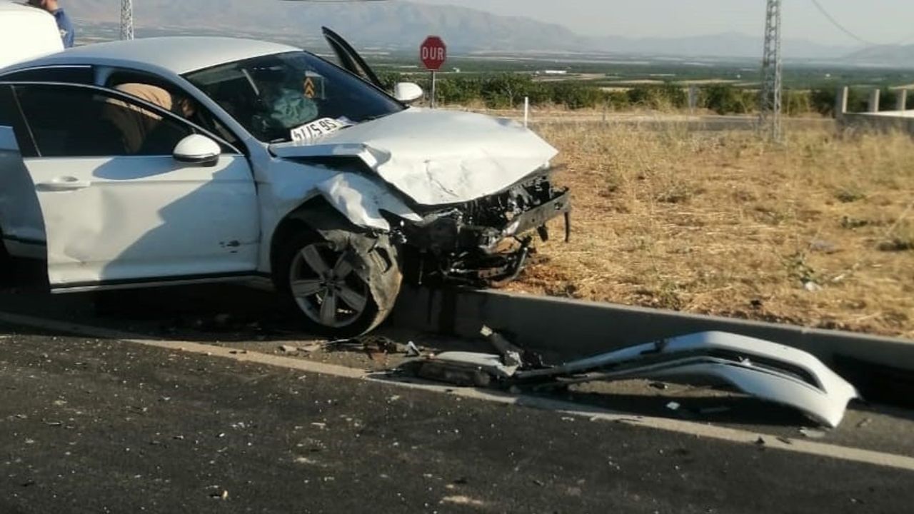 İki aracın karıştığı kazada: 4 yaralı
