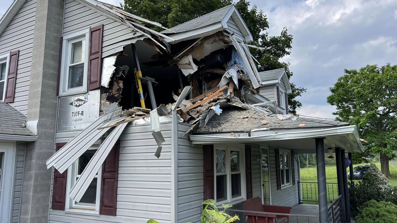 Otomobil evin ikinci katına saplandı