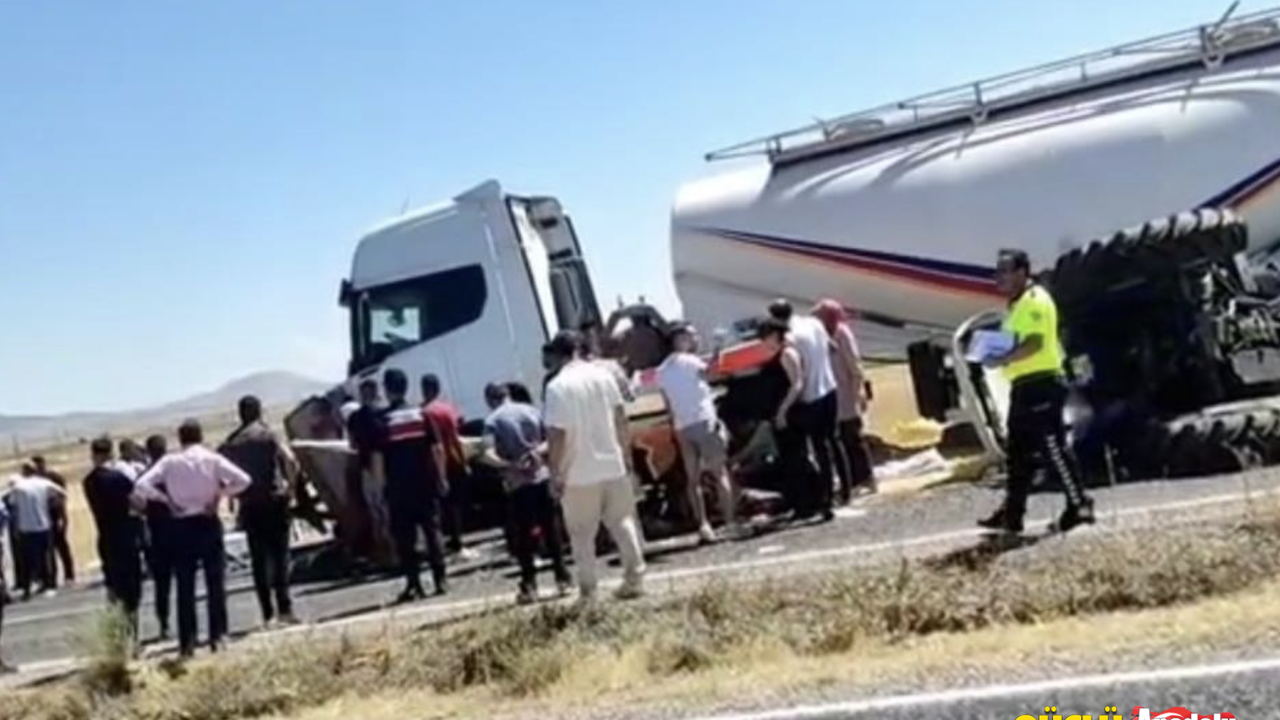 Aksaray'da tır traktöre çarptı: 1 ölü 1 ağır yaralı
