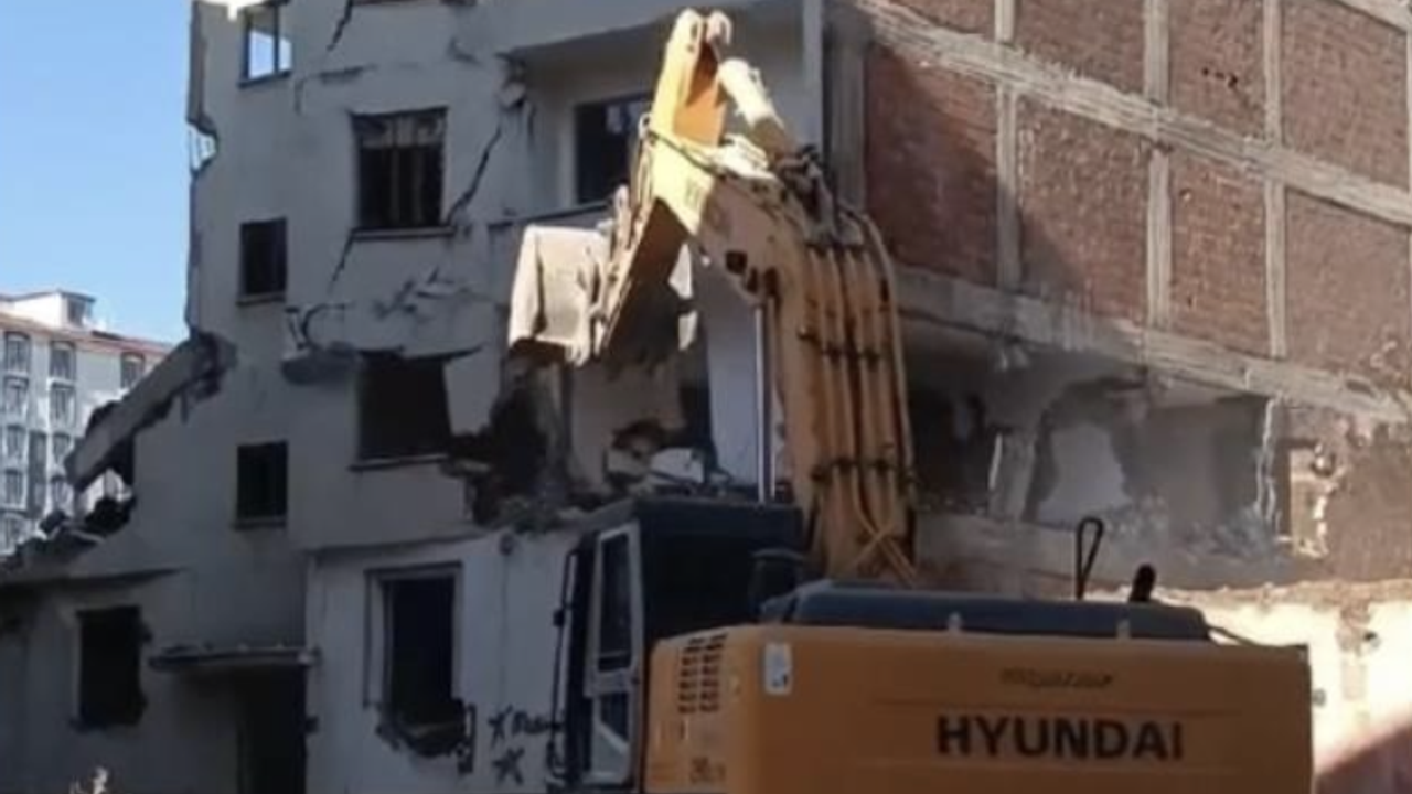 Elazığ'da deprem sonrası ağır hasarlı bina yıkıldı!