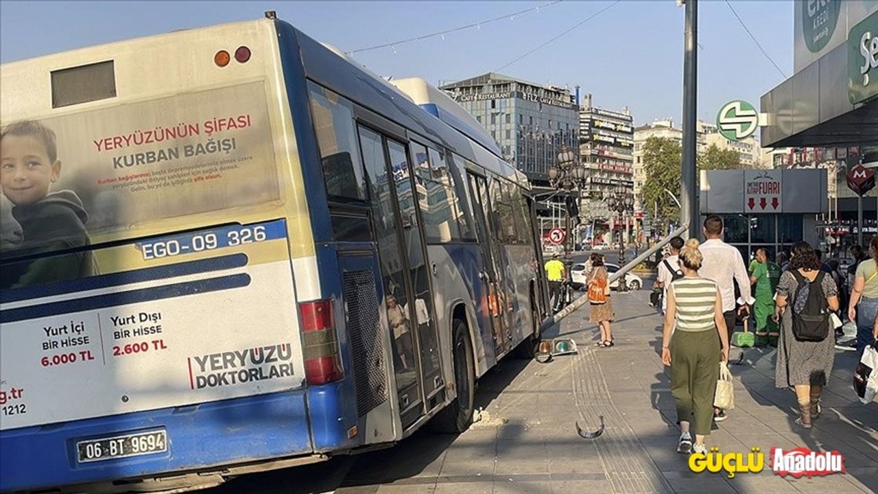 Ankara’da EGO otobüsünün çarptığı direk vatandaşın üzerine düştü