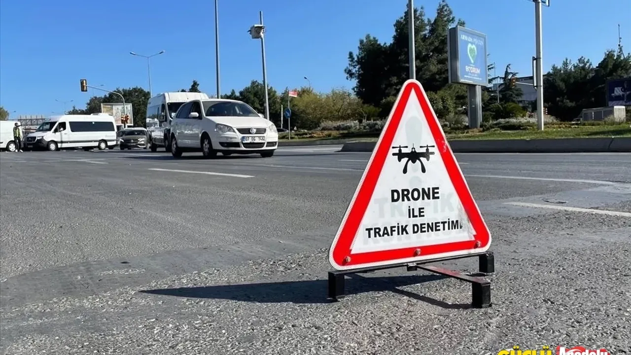 Malatya’da trafik polisi ekipleri dron destekli hız denetimi yaptı.