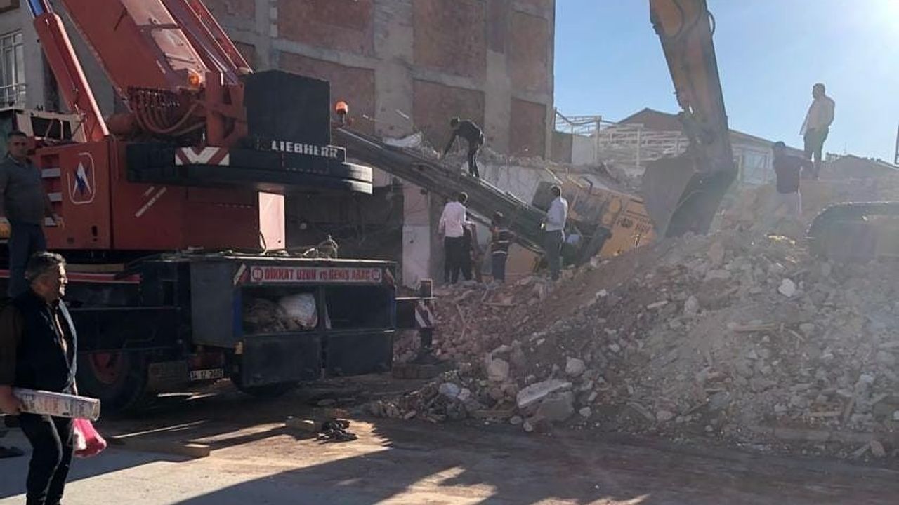 Elazığ'da yıkım esnasında iş makinesi devrildi