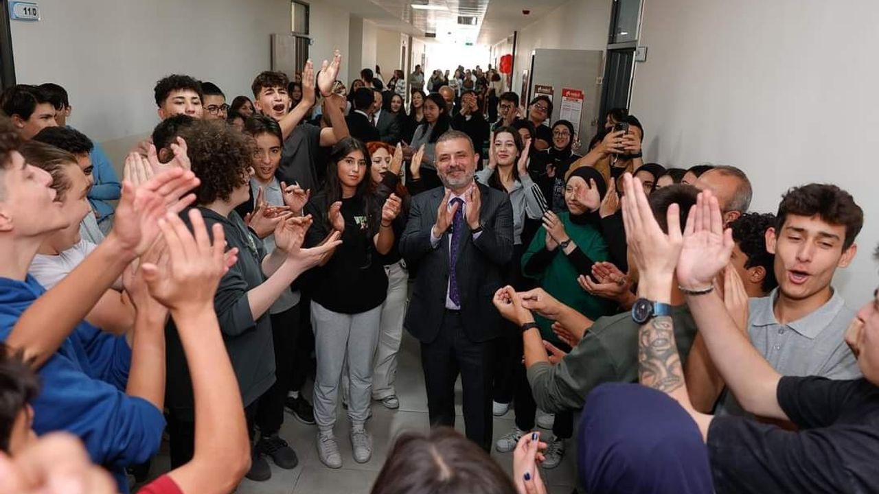 Sincan Belediye Başkanı Ercan, öğrencilerle fidan dikti