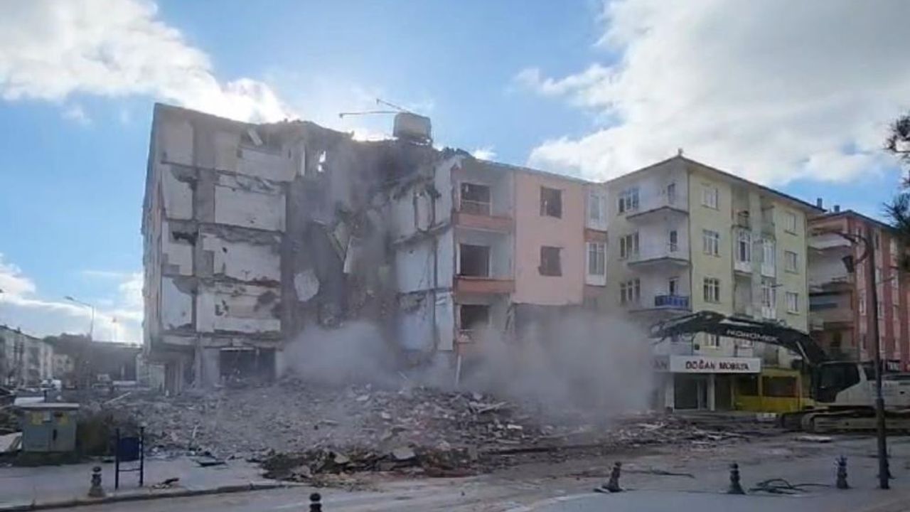 Çankırı’da depreme dayanıksız bina yıkıldı!
