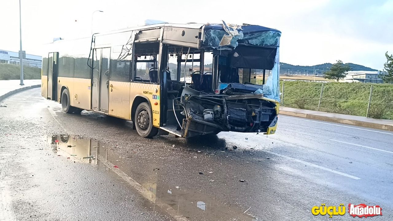 Tuzla’da İETT otobüsü park halindeki kamyona çarptı