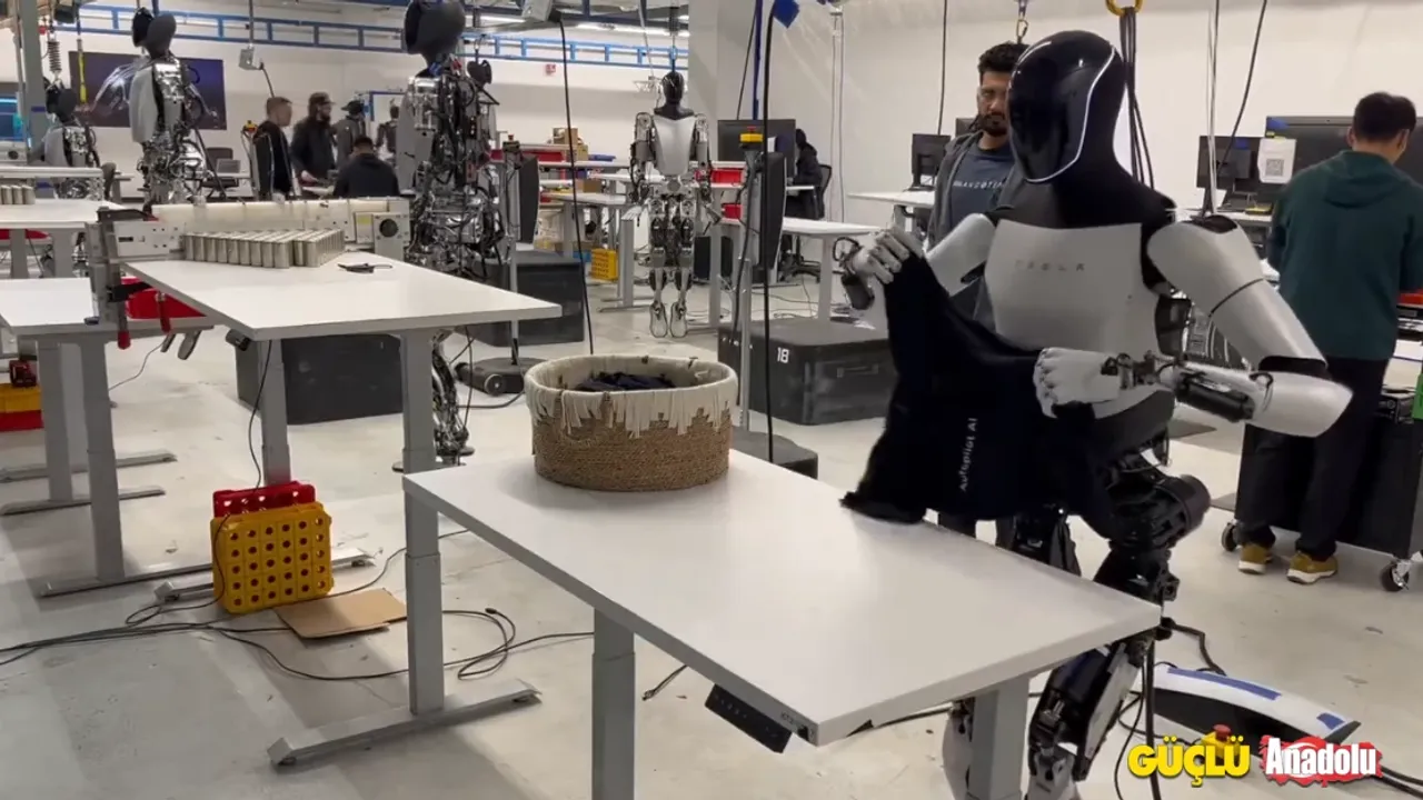 Elon Musk'ın insansı robotu Optimus tişört katladı