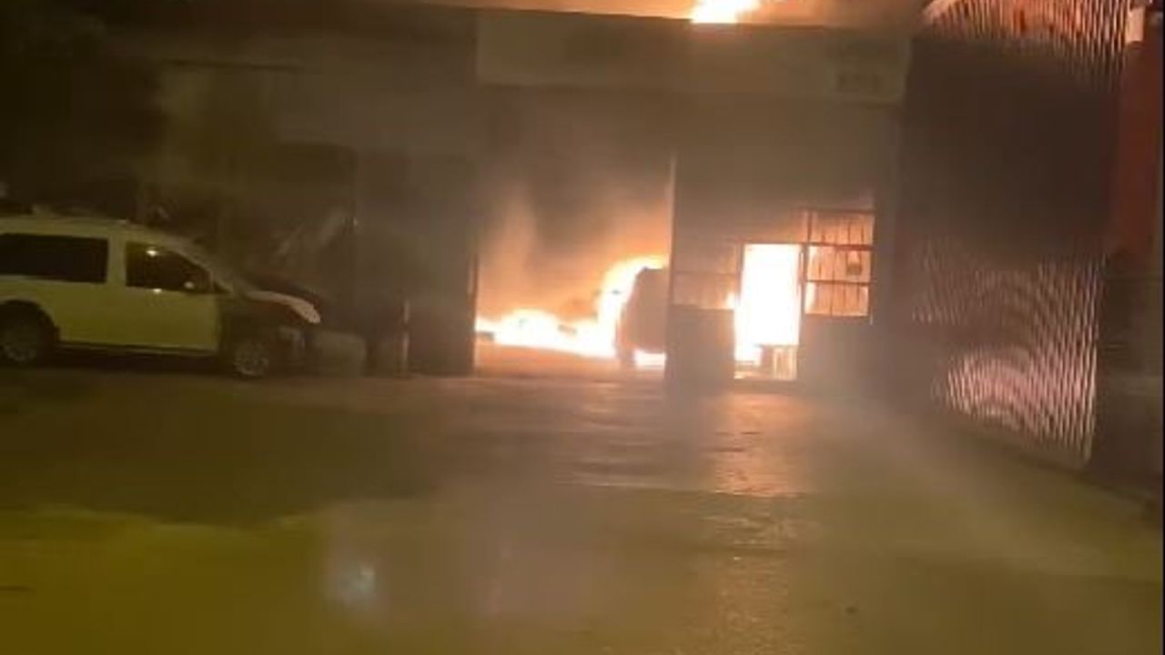 Çorlu'da büyük yangın: 6 otomobil yandı