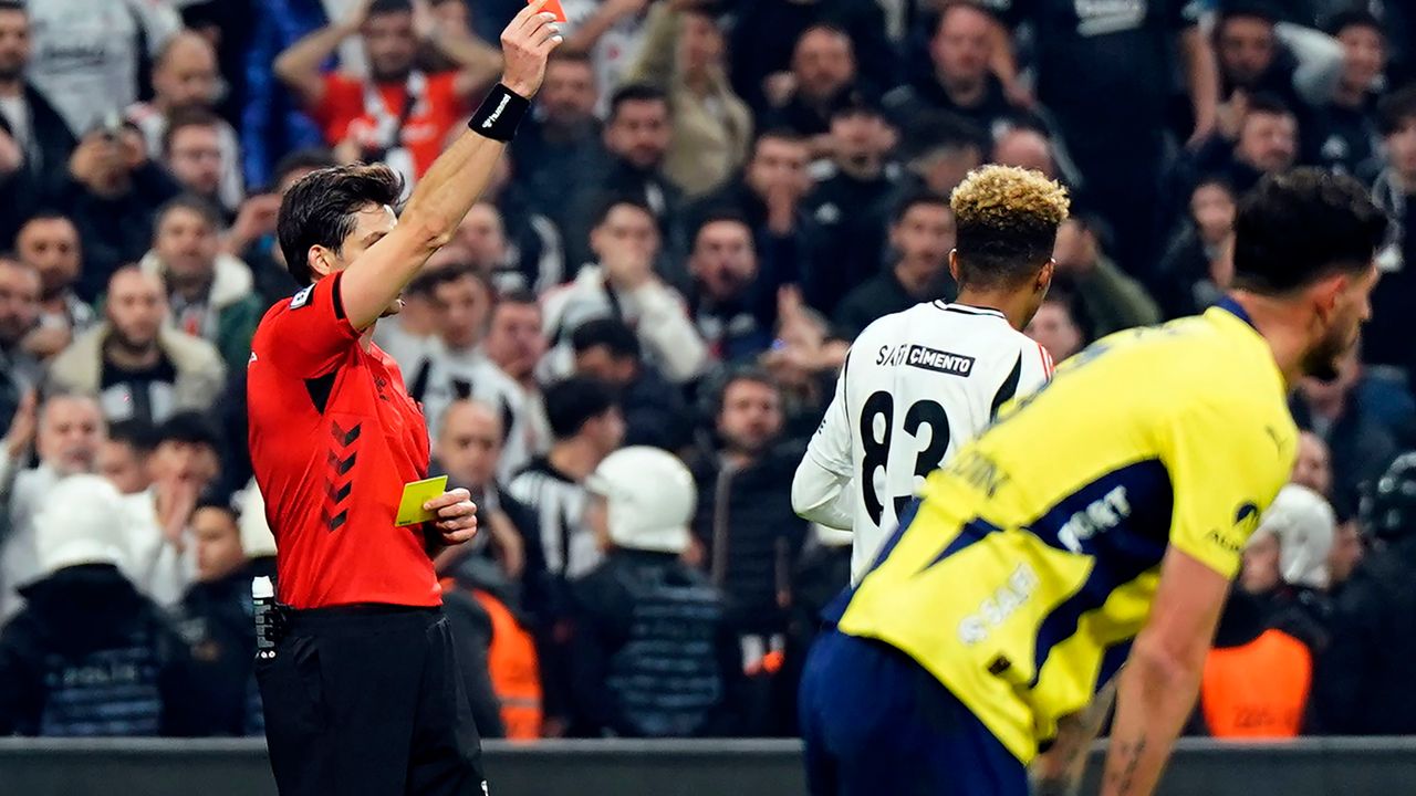 Beşiktaş, Fenerbahçe derbilerinde kırımızı kart görüyor!