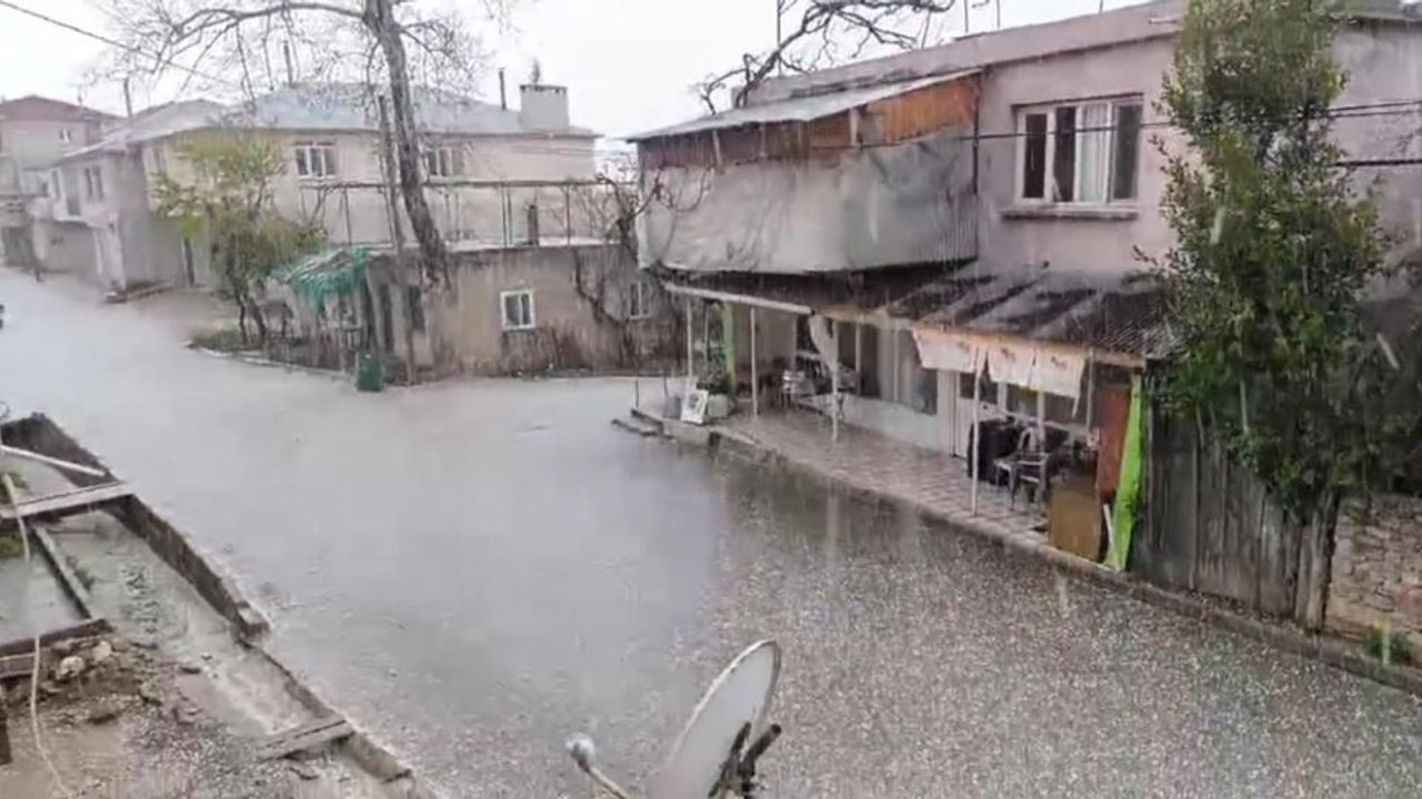 Aşırı dolu yağışı kayaları yola düşürdü!