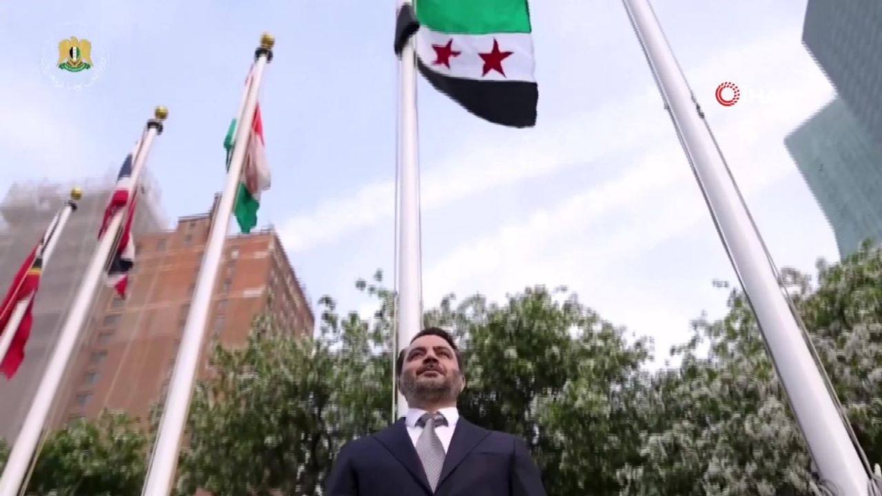 Şeybani, Suriye'nin yeni bayrağını BM'de göndere çekti