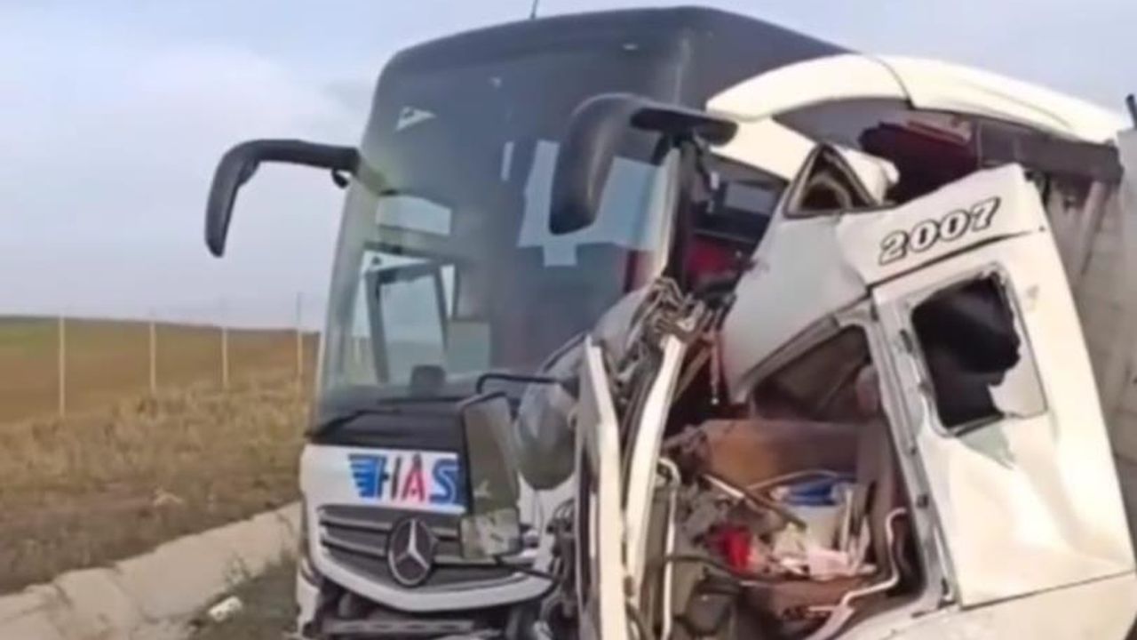 Kontrolden çıkan kamyon, yolcu otobüsüne çarptı!