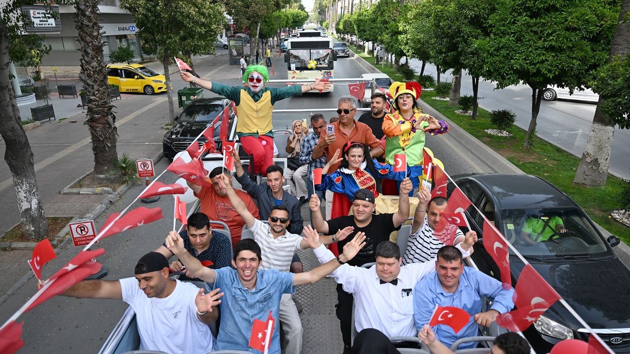Mersin’de özel çocuklar kürek sörfüyle denize açıldı!