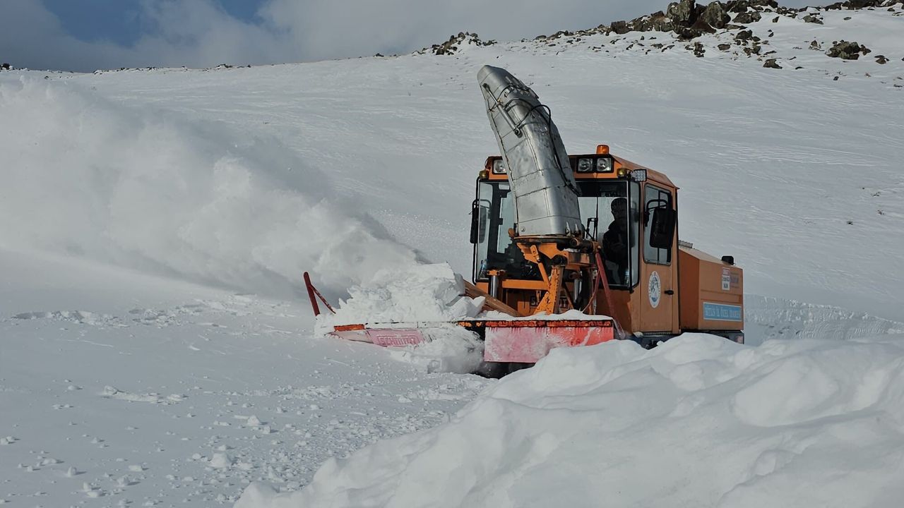 Bitlis’te kar ve tipi ulaşıma engel oldu