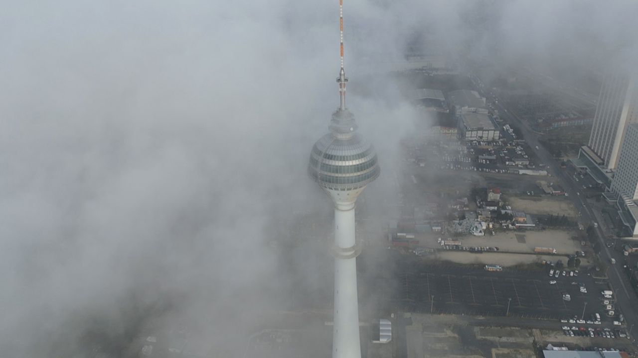 İstanbul'da sis bulutlarının arasında kalan Tv kulesi, kartpostallık manzaralar oluşturdu