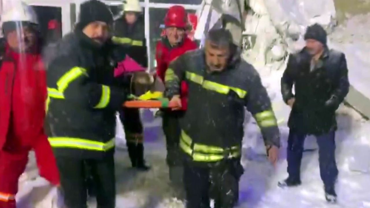 Kahramanmaraş'ta 5 kişi enkazdan kurtarıldı