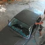 Satırla aracın camlarını kırdı, lastiklerini bıçakladı