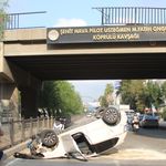 Adana’da otomobil köprüden aşağı uçtu