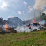 Artvin’de 2 ev alevlere teslim oldu: 4 hane zarar gördü