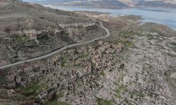 Kayseri'de baraj suyu çekildi, eski bir köy gün yüzüne çıktı