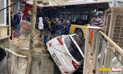 İstanbul’da halk otobüsü önce otomobile sonra durağa çarptı