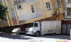 Hatay'da yıkılmak üzere olan binayı kamyonet tutuyor