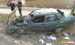 Takla atan otomobilin içinde sıkıştı