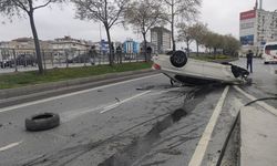 İstanbul'da hızını alamayan araç takla attı