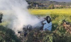 Takla atması ile yanmaya başlayan kamyonetten 2 kişi son anda kurtuldu
