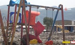 Deprem bölgesinde bomboş kalan çocuk parkı yürekleri dağladı
