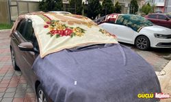 Yağmur uyarısından sonra vatandaşlar arabalarını korumak istedi